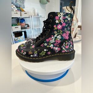 Dr. Martens 1460 WOMEN'S VINTAGE FLORAL LEATHER LACE UP BOOTS Gently used